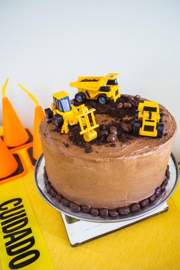 Homemade and easy construction birthday cake for boys