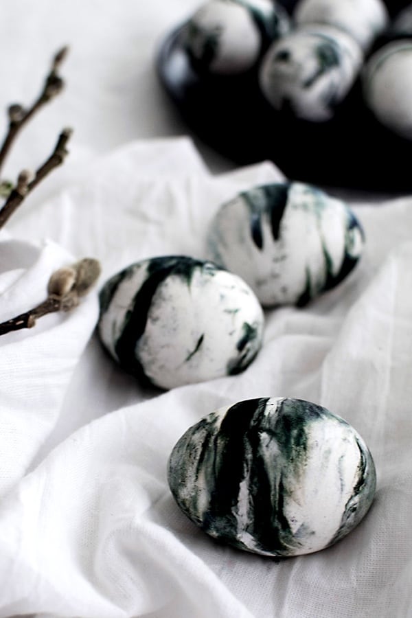 how to color easter eggs marble style
