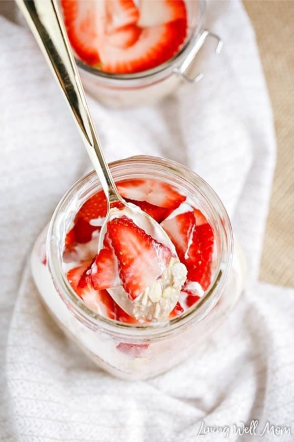 simple breakfast oats with strawberries