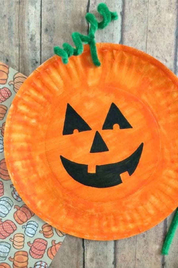 kids paper plate craft with pumpkins