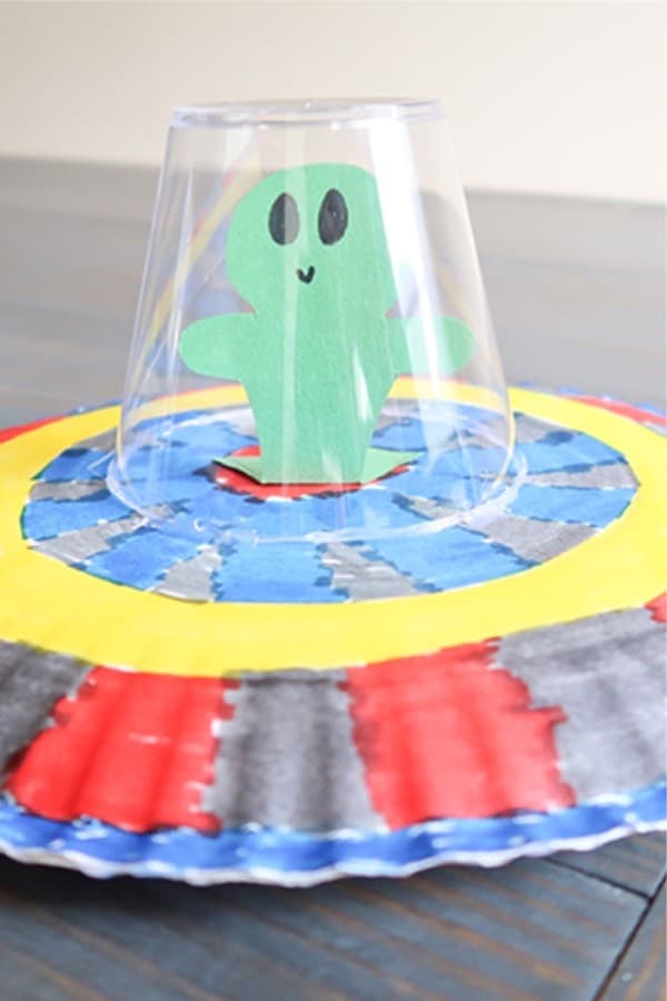paper plate craft with ufo space theme