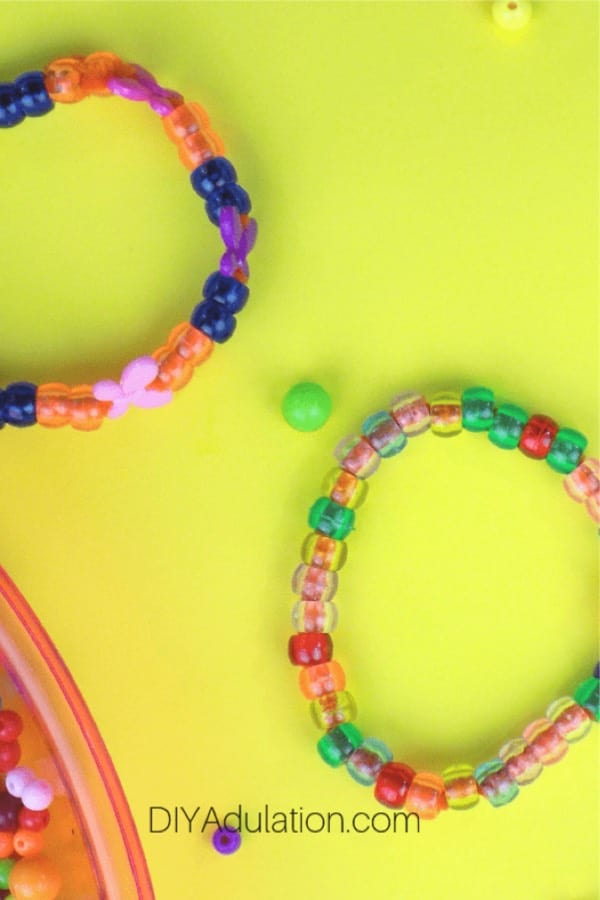 simple activity for kids with beads and pipe cleaners