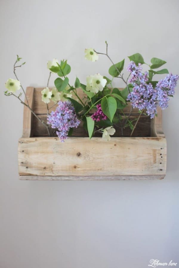 pallet wood craft tutorial with flowers