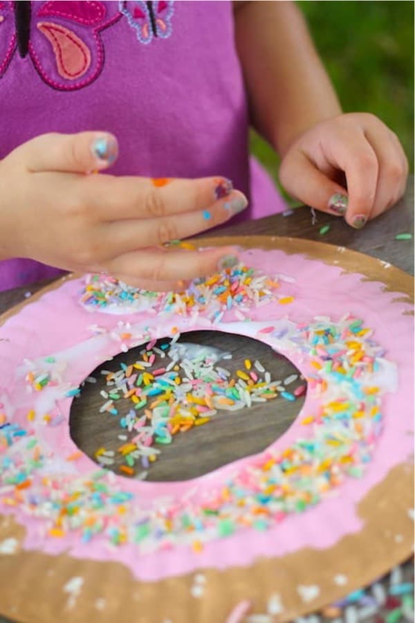 summer craft tutorial for paper plate donuts