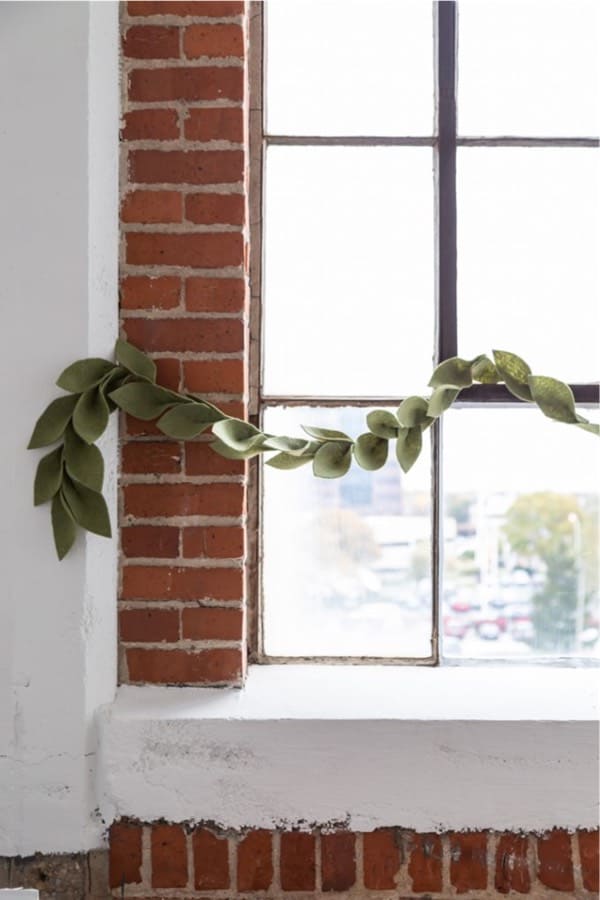 easy felt garland decoration for the holidays