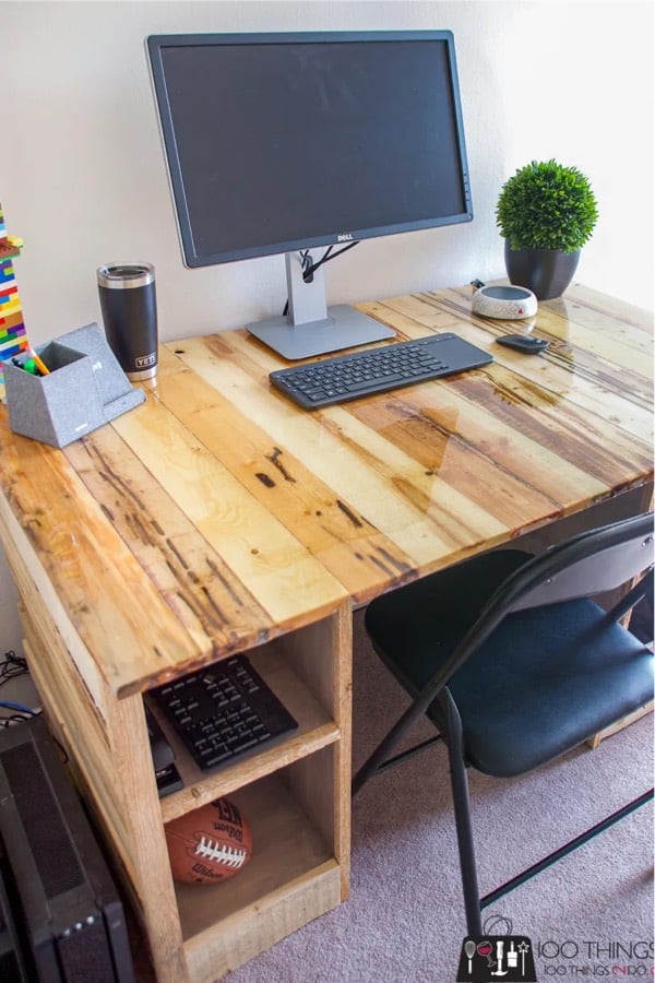 simple desk build with pallets