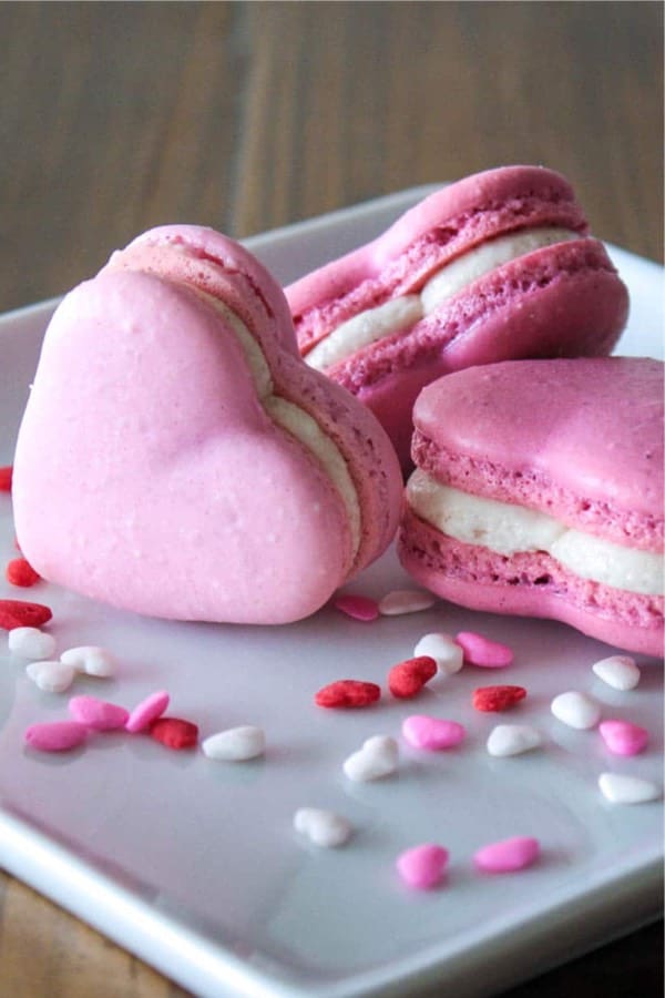 red and pink valentines macarons