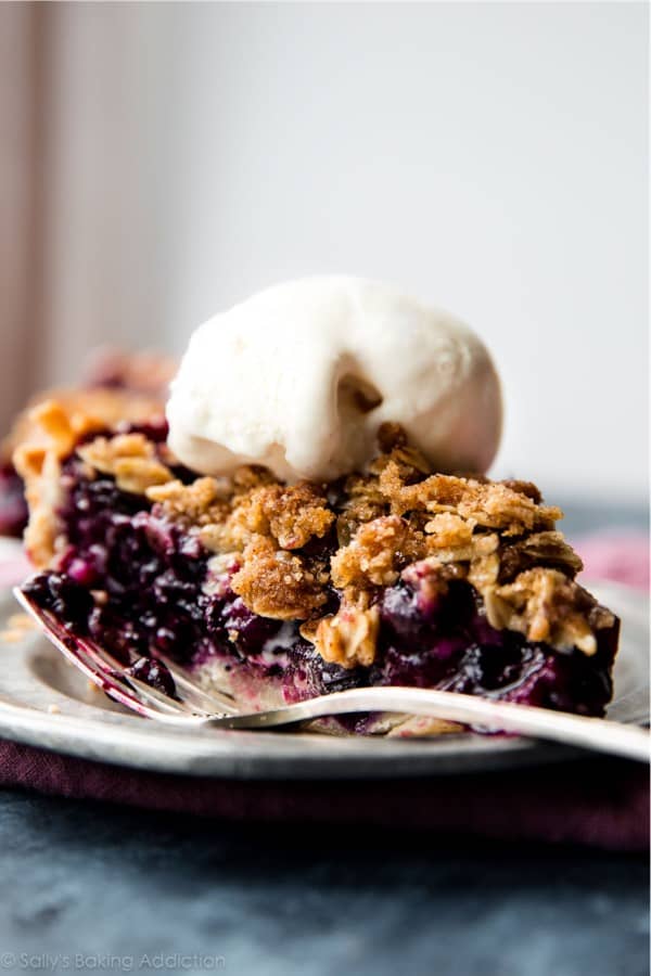 thanksgiving blueberry crumble pie