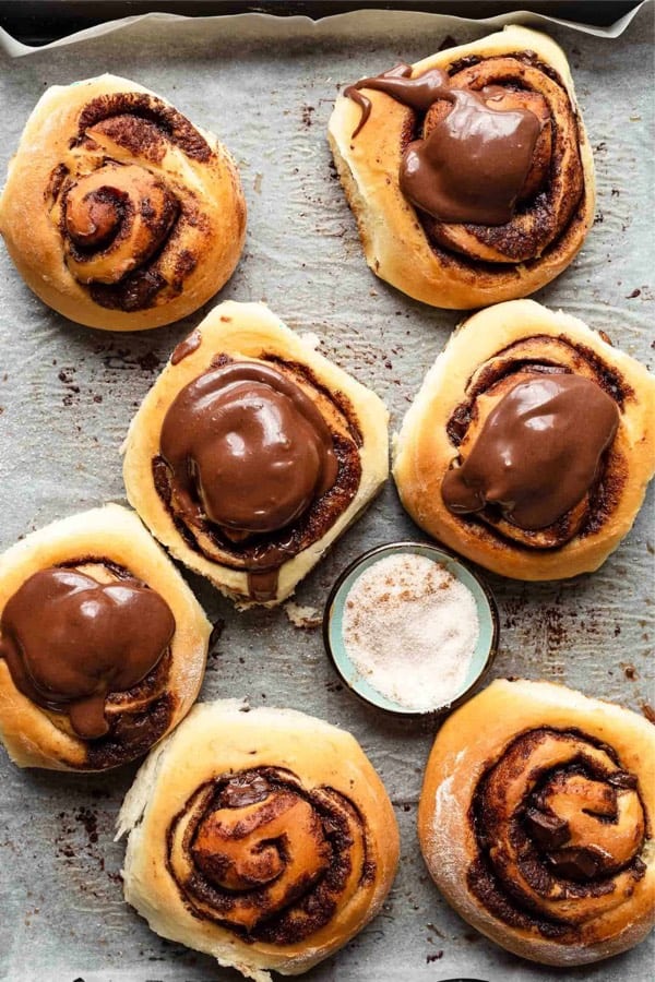 dessert cinnamon roll recipe with chocolate frosting