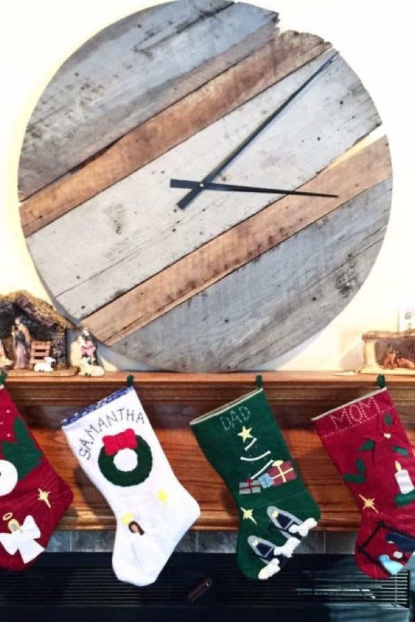 diy reclaimed pallet project for clock