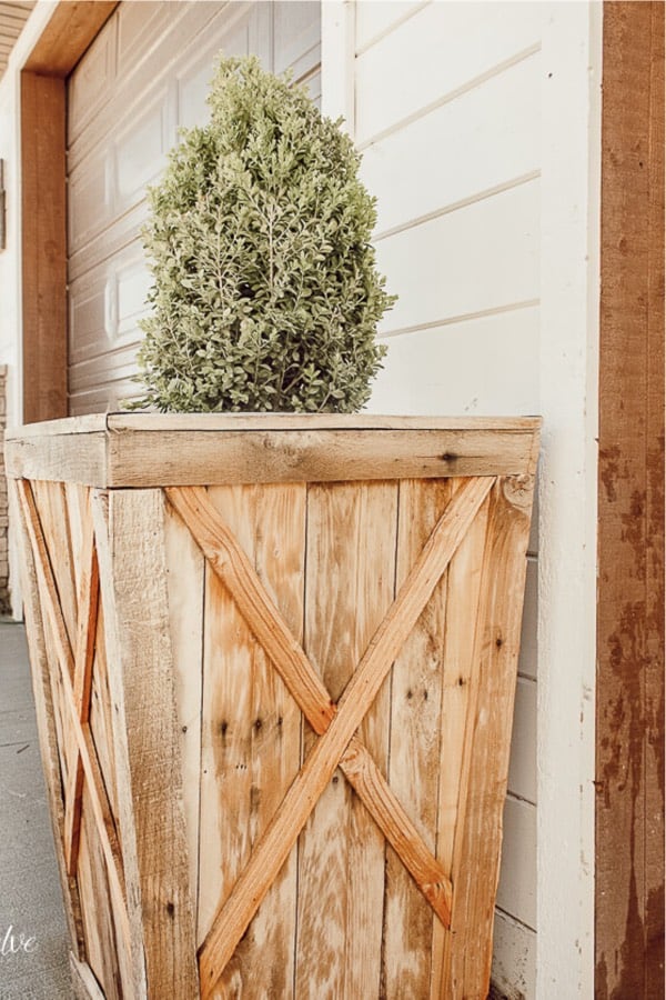 do it yourself planter box with pallet wood