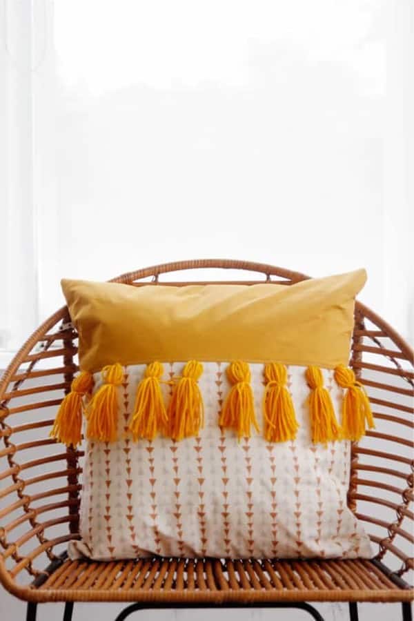 how to make a modern yarn diy pillow