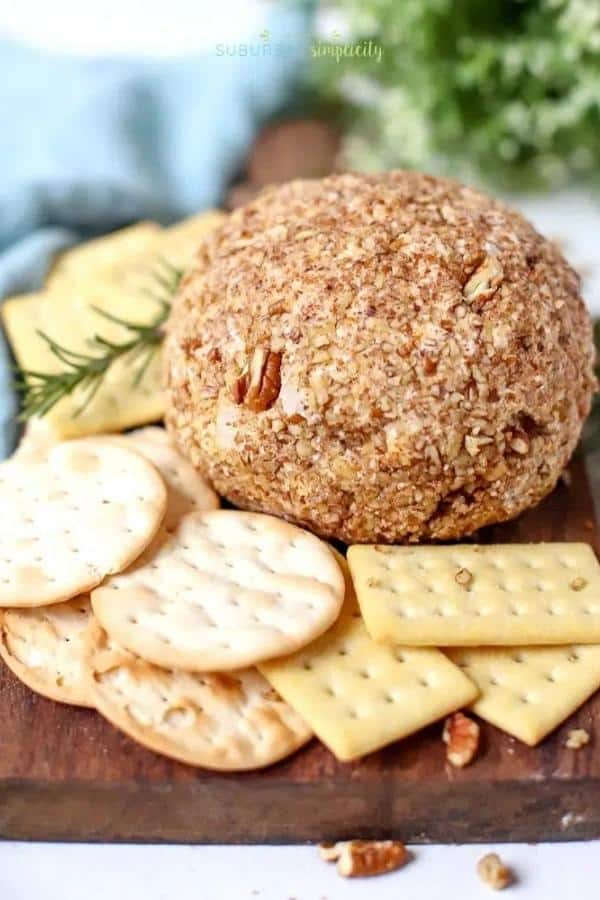 BLUE CHEESE AND PECAN CHEESE BALL