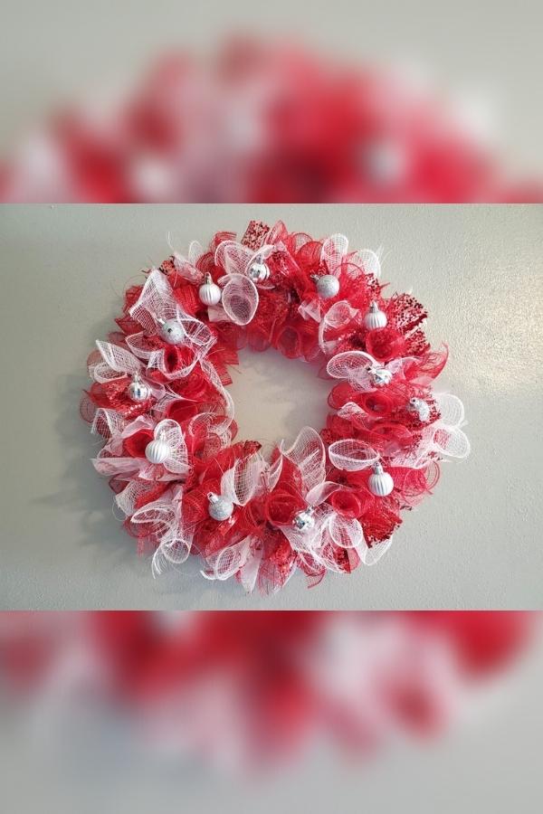 DIY RED AND WHITE CHRISTMAS MESH WREATH