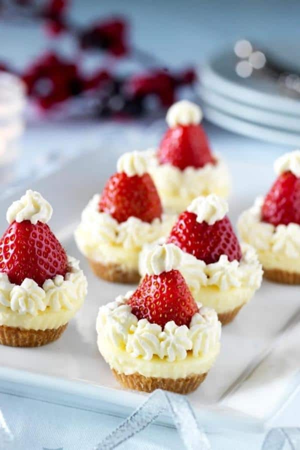 Bring some holiday cheer to your guests with these delicious Santa Hat Cheese Cakes!