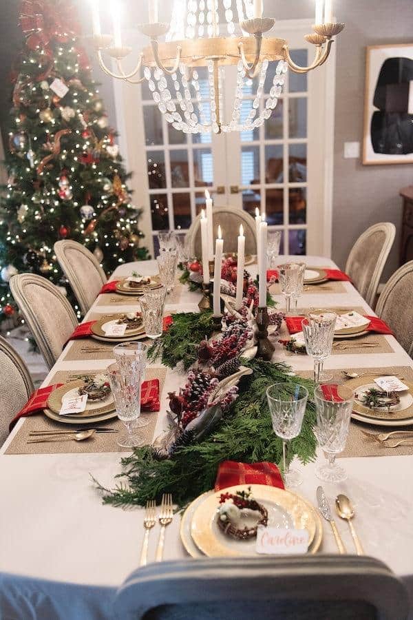 CLASSIC RED AND GOLD CHRISTMAS TABLESETTING