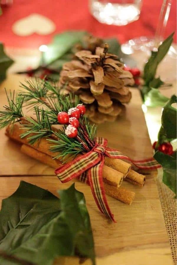 RED AND GREEN WOODLAND CHRISTMAS TABLE