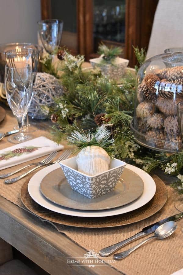 SIMPLE WOODLAND & PINE CONE CHRISTMAS TABLE