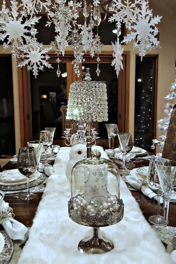 SNOWFLAKES AND BAUBLES TABLESCAPE