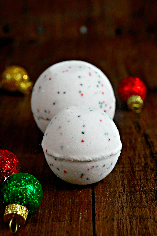 What better way to indulge in some much-needed relaxation at home than with Christmas bath bombs that you can make yourself? #DIY #Christmas #BathBombs