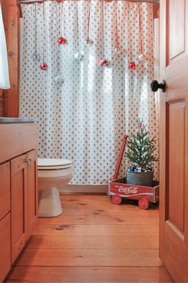 CHRISTMAS-DECORATED SHOWER CURTAIN