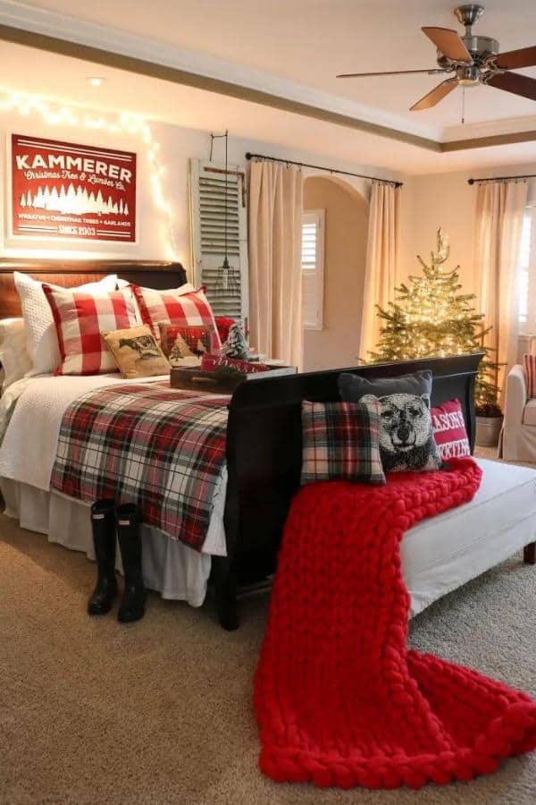 CHRISTMAS-THEMED BED SHEETS AND PILLOW COVERS