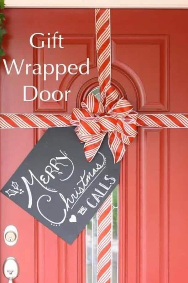 GIFT-WRAPPED DOOR TAG HANGER