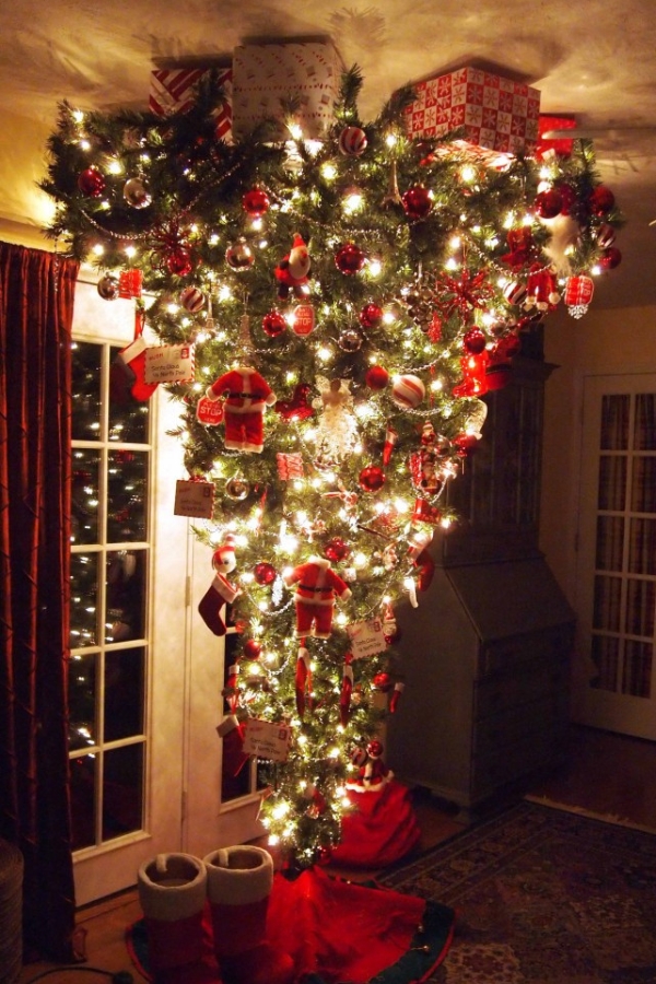UPSIDE-DOWN CHRISTMAS TREE