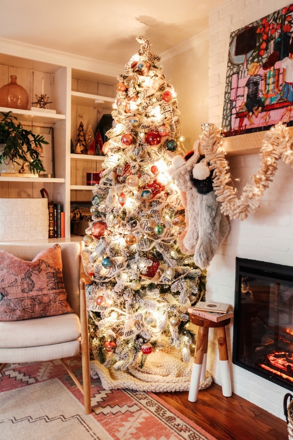 VINTAGE-INSPIRED CHRISTMAS TREE