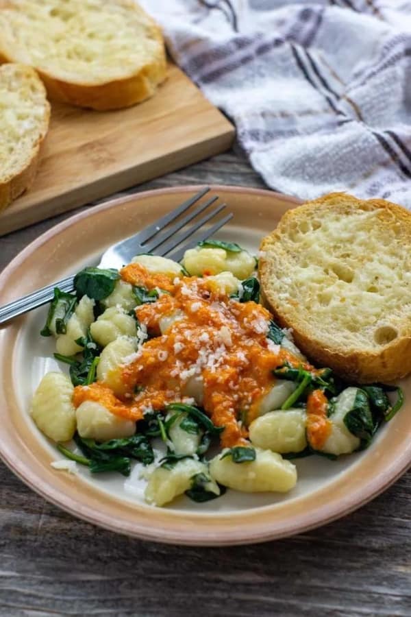 GNOCCHI WITH SPINACH AND RED PEPPER SAUCE