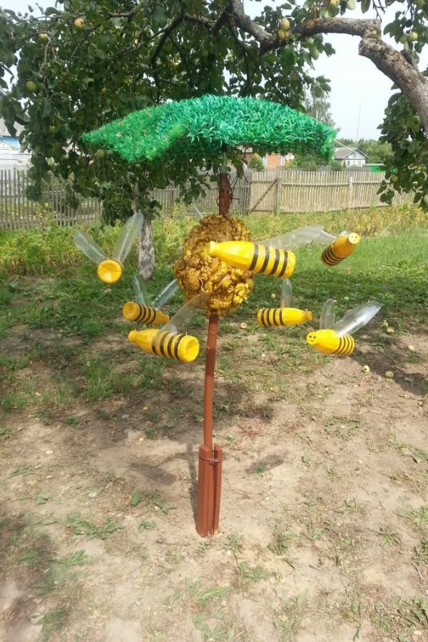 FUNNY BEES OUT OF PLASTIC BOTTLES
