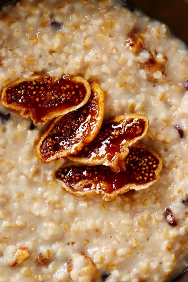 OATMEAL WITH CACAO NIBS AND FIGS