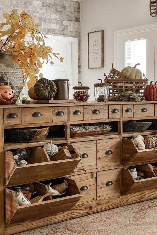 FALL-THEMED CABINET