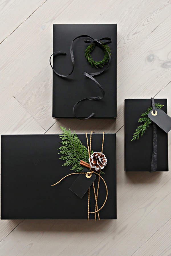 CHRISTMAS GIFT WRAPPING WITH BLACK PAPER BOXES
