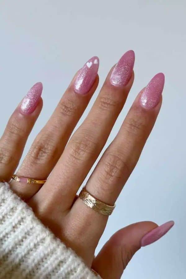 SHIMMERING PINK NAILS WITH ELEGANT WHITE HEARTS