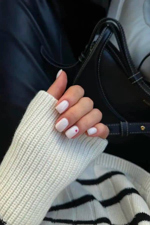 WHITE MANICURE WITH A STRIKING RED HEART